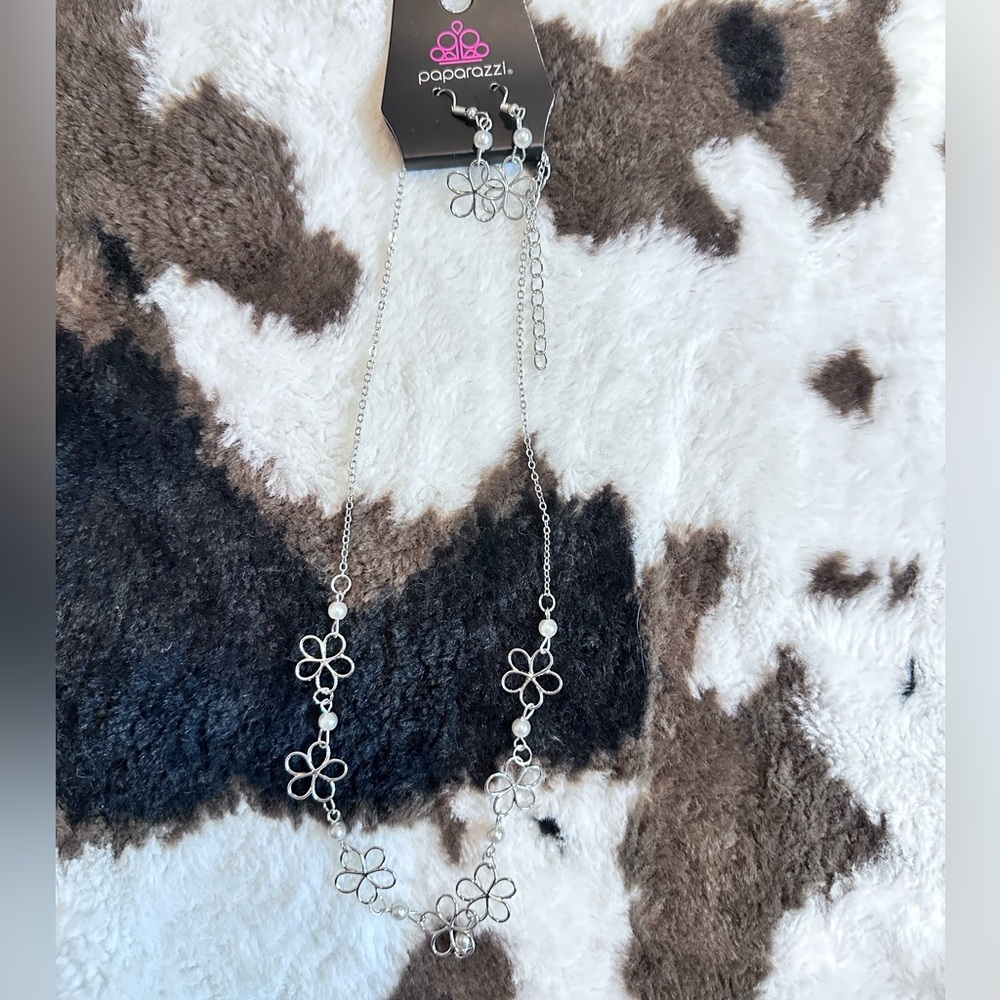 Paparazzi Silver Flower Necklace and Earring Set